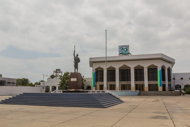 Monument aux Martyrs devant le Palais du Peuple à Djibouti, capitale de Djibouti