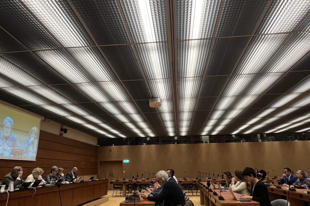 De gauche à droite: Mouloud Boumghar, la Rapporteuse spéciale Mary Lawlor, Monia Ben Jemia, Nassera Dutour et Zakaria Hannache abordent la répression de l’espace civique en Algérie durant un évènement au Conseil des droits de l’homme des Nations unies, le 7 mars 2025.