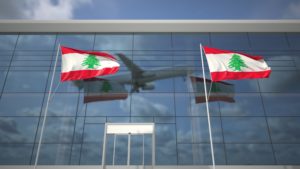 طائرة تحلق فوق أعلام لبنان