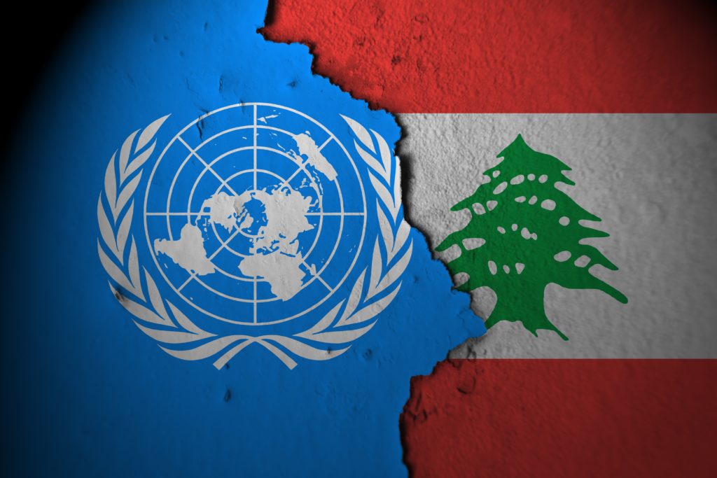 علم الأمم المتحدة وعلم لبنان